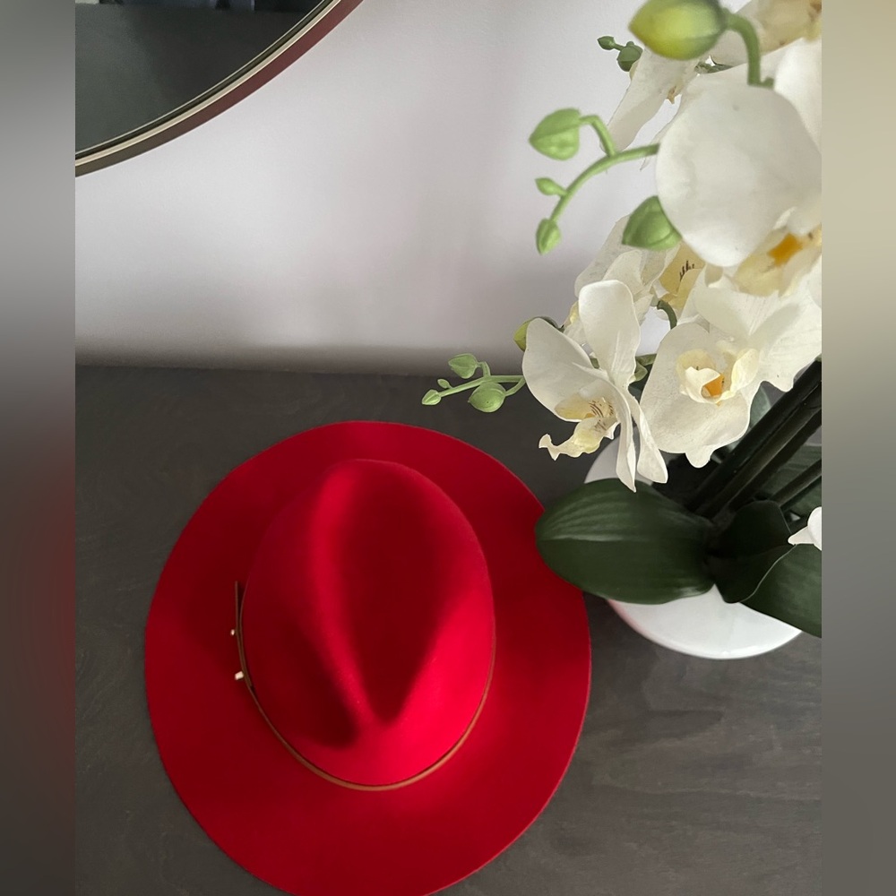 BNWT Tristan red wool hat